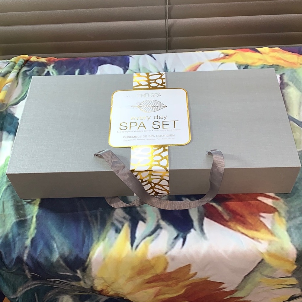 Spa Set Giftbox NWOT Exfoliate, Sponge, Gloves & Lava Pumice